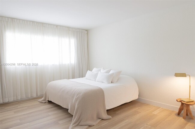 Building Photo - 3250 N Palm Aire Dr