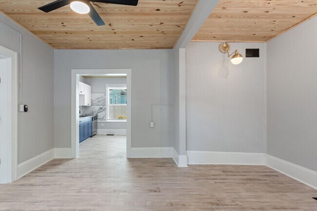 Building Photo - Charming 1 Bed, 1 Bath Apartment - All  Ut...