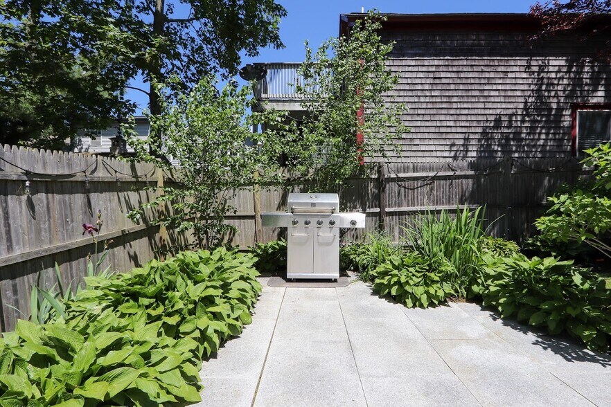 Building Photo - 491 Spring St