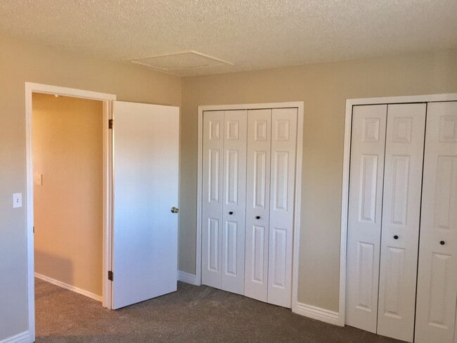 Building Photo - 8084 Lexington Park Dr