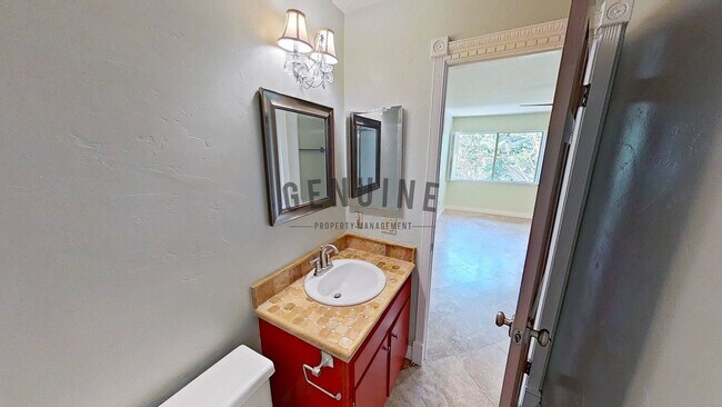 Building Photo - Second Floor Condo in Rossmoor Park Commun...