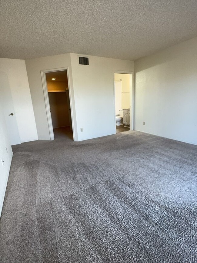 Building Photo - Great two story, 3 bedroom, 2.5 bath home