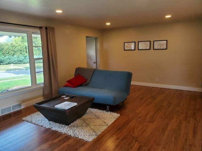 Building Photo - 2 Bedroom Single Family Home, Fall Move In!