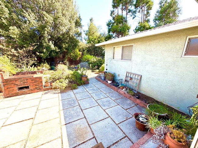 Building Photo - Peaceful Charmer Single-Story Retreat in V...