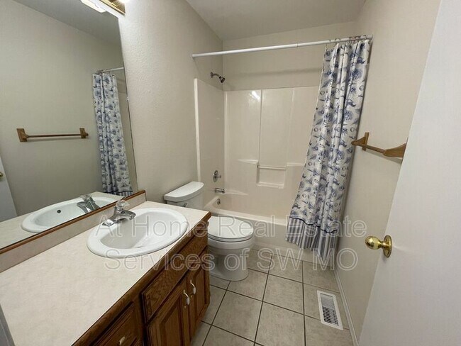 Building Photo - 701 S Pinhook Dr