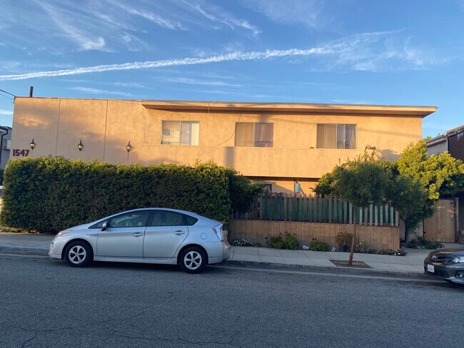 building from the curb - 1547 Stanford St