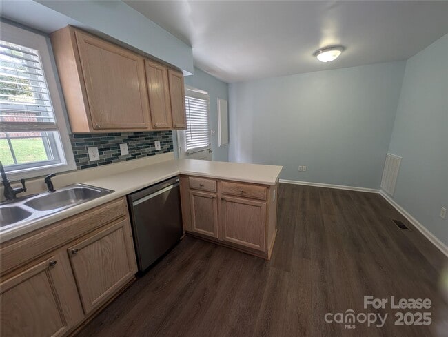 Building Photo - 1505 Flintwood Dr