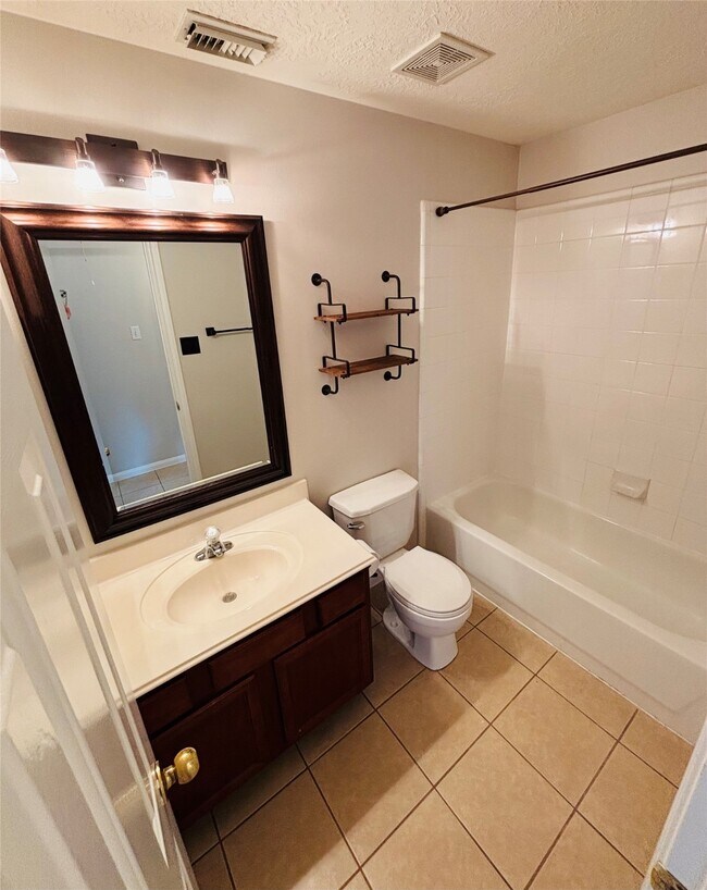 Building Photo - 17227 Lilac Vale Ct