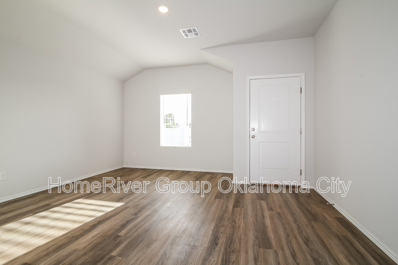 Building Photo - 3131 Valley Dr