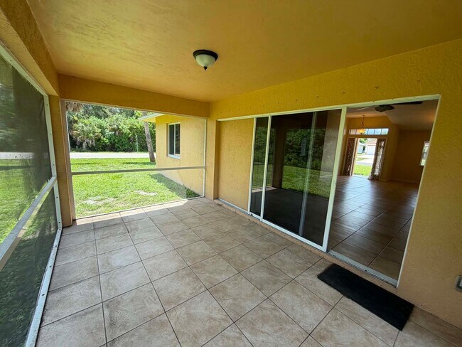 Building Photo - Your Dream Home Awaits in Port Charlotte!