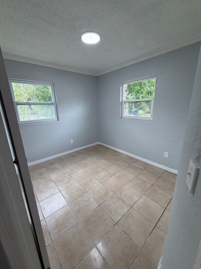 Building Photo - Nice 2BR/1BA Duplex Near Schools in Winter Haven!