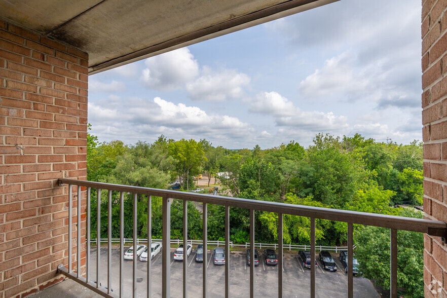 Studio w/Balcony - 310SF - Bridgeport Suites