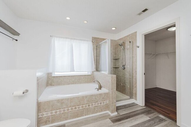 Building Photo - Stunning 4-Bed, 3.5-Bath Home in Sought-Af...