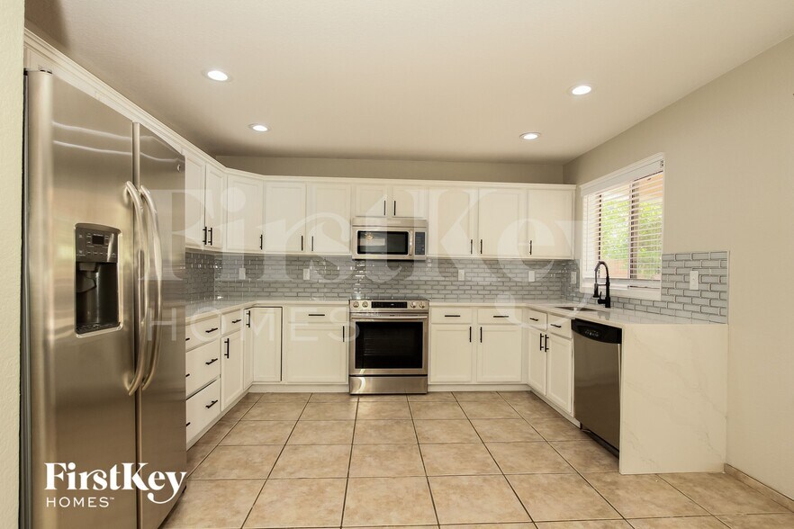 Building Photo - 12183 N New Dawn Ave