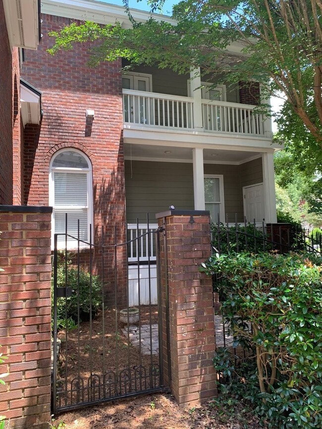 Building Photo - Spacious Townhome close to downtown Auburn...