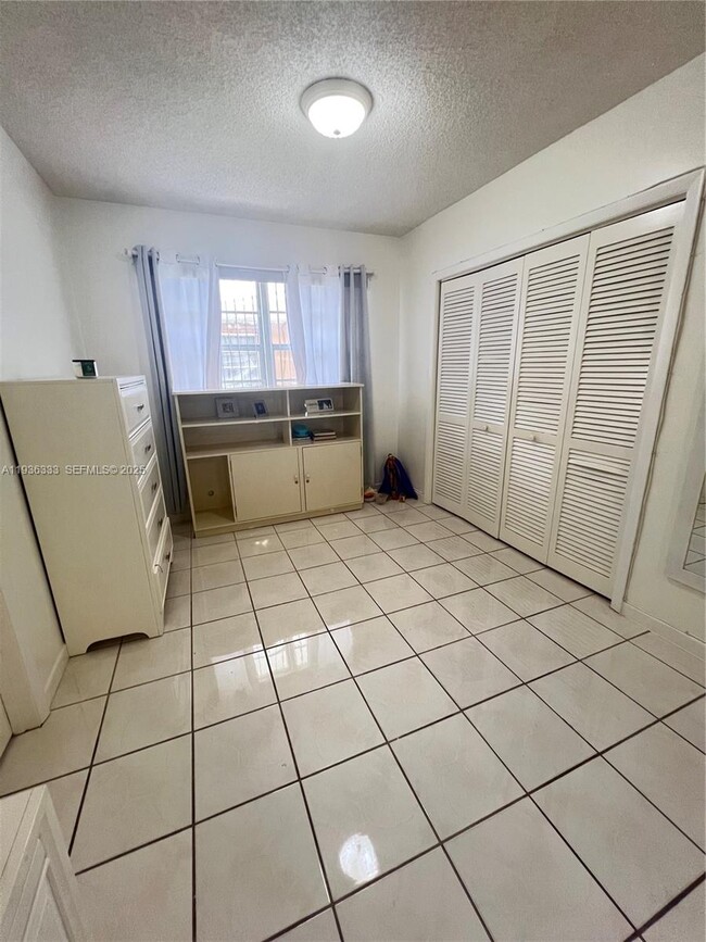 Building Photo - 1351 SW 70th Ave