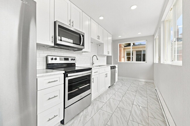 Building Photo - $1,720.95 with $300 off the first month rent, 1 Bed - 1 Bath, Condo in Denver with All Utilities ...