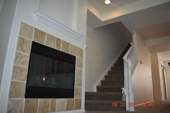 Building Photo - Beautiful 2 Bedroom Townhome / Old Town Ar...