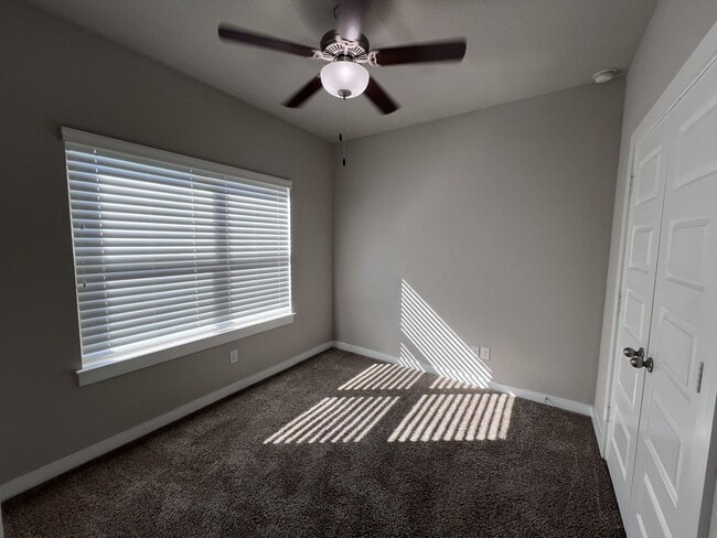 Building Photo - Beautiful Townhouse in New Braunfels!