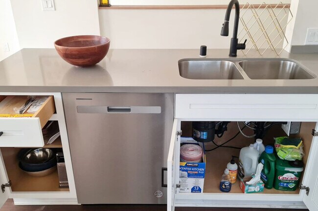 Building Photo - 721 E 22nd St