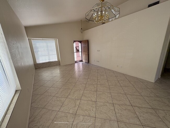 Building Photo - Great eastside location pet friendly