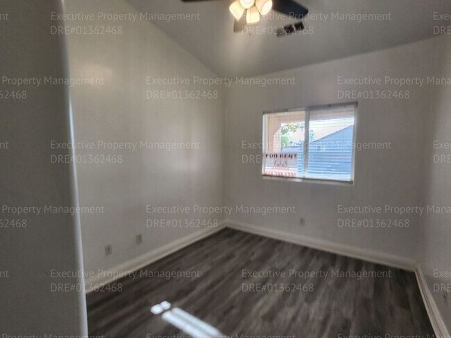Building Photo - 4 bedroom/ 2 bathroom located in the South...