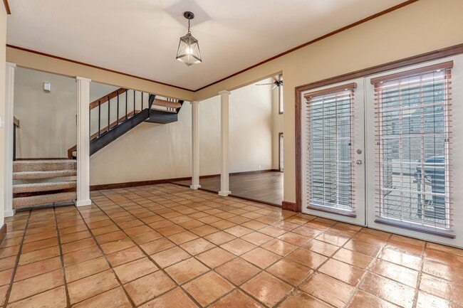 Building Photo - 516 S Post Oak Ln