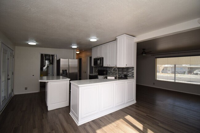 Building Photo - Updated and Charming 3 Bed Home with Fiber Internet & New Appliances!!!