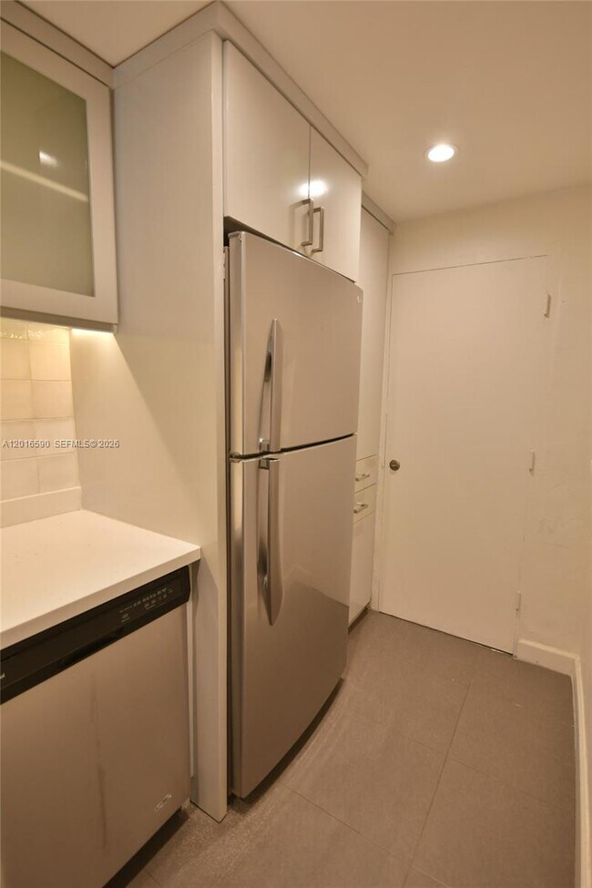 Building Photo - 6884 N Kendall Dr