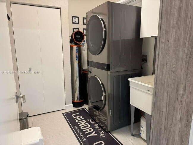 Building Photo - 5350 NW 84th Ave