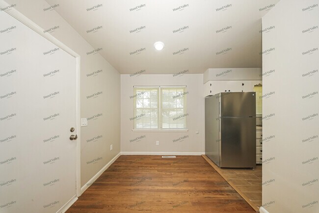 Building Photo - 705 Stahl Dr