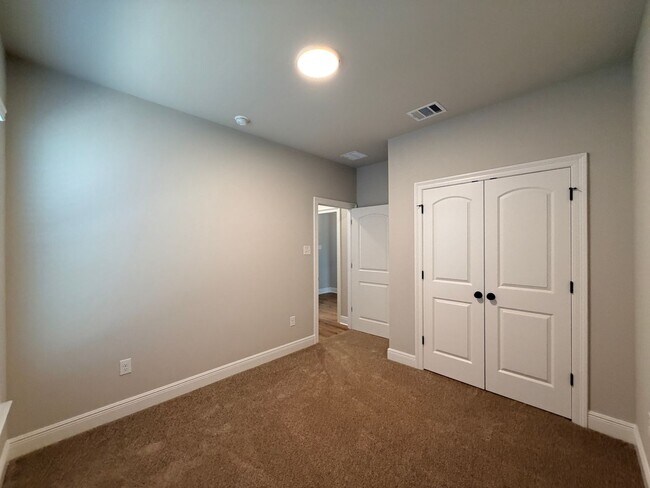 Building Photo - 816 Venecia Dr