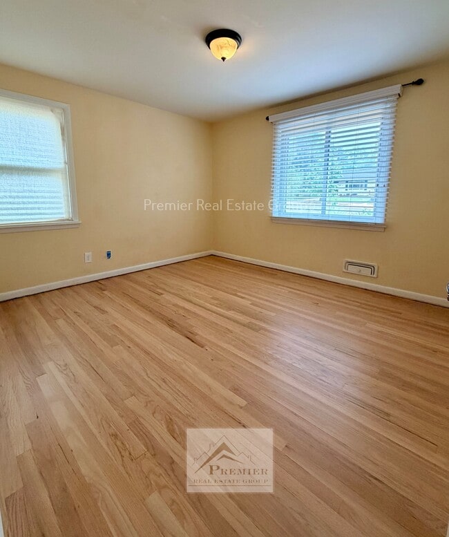 Building Photo - 2140 Robin Dr