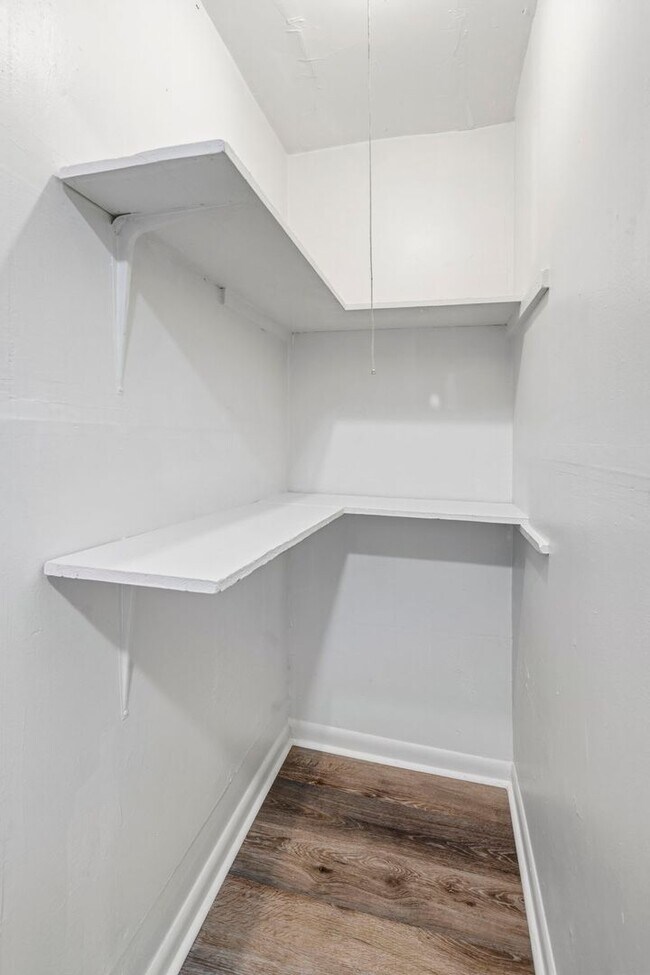 Building Photo - Move-In Ready 3 Bed with Modern Updates & Detached Garage