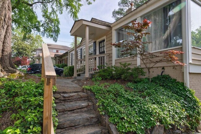 Building Photo - 2875 Lookout Pl NE