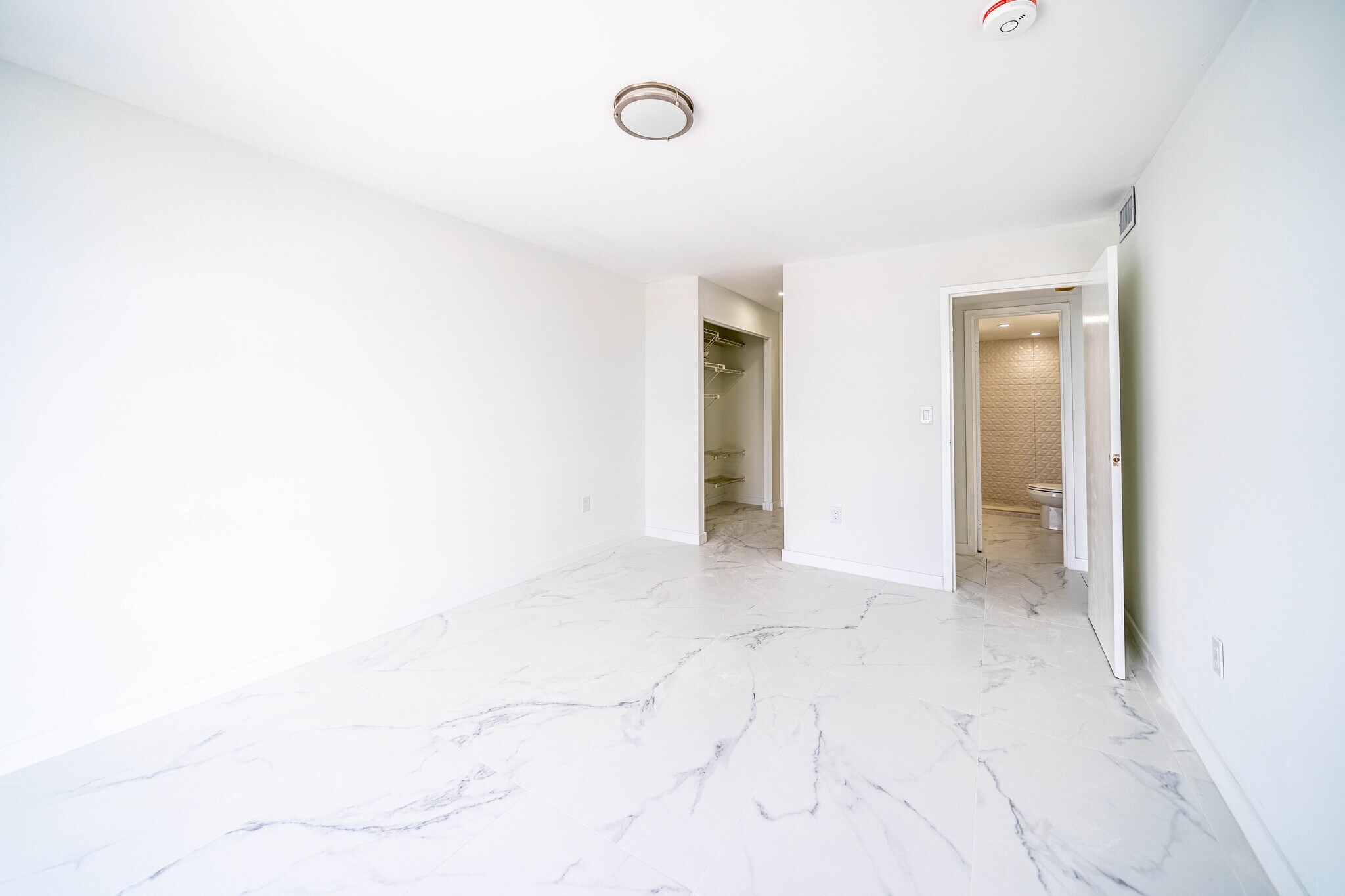 Building Photo - 2500 NE 135th St