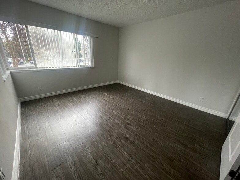 Building Photo - 1595 E Chevy Chase Dr