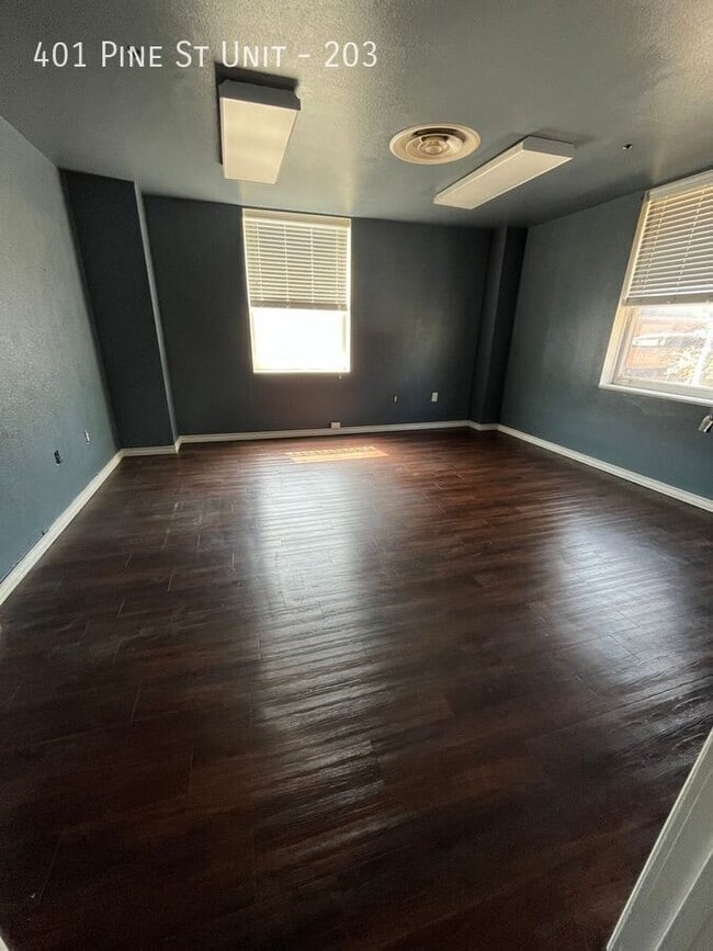 Building Photo - 401 Pine St