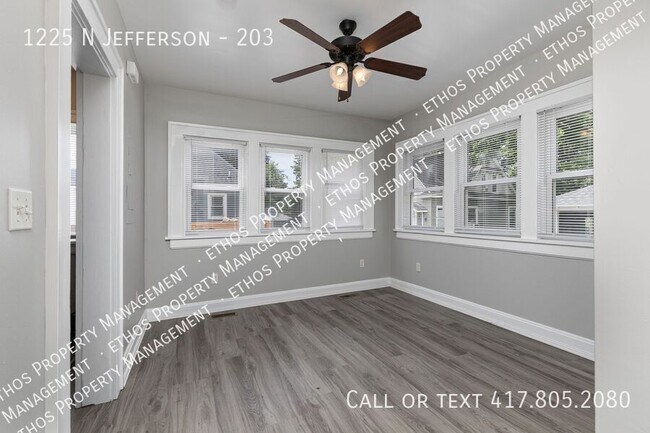 Building Photo - 1225 N Jefferson-203