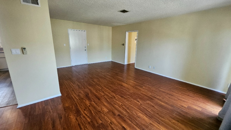 Building Photo - 638 N W Knoll Dr