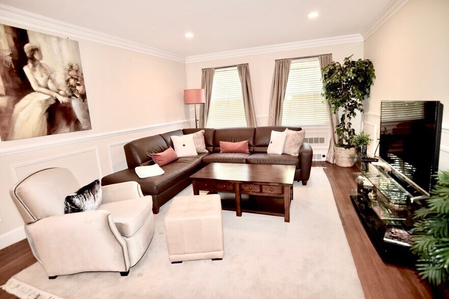 Building Photo - 33 Beacon St