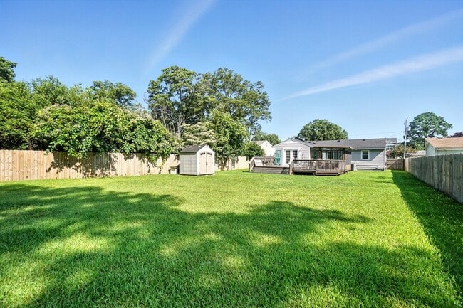 Building Photo - 1033 E Leicester Ave