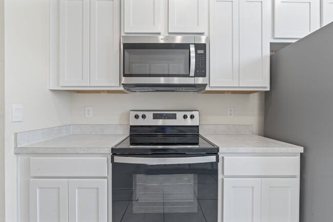 Building Photo - Oakleaf Plantation 3-Bedroom Townhouse in Towering Oaks – Spacious 1450 Sq Ft Living with 2 Full ...