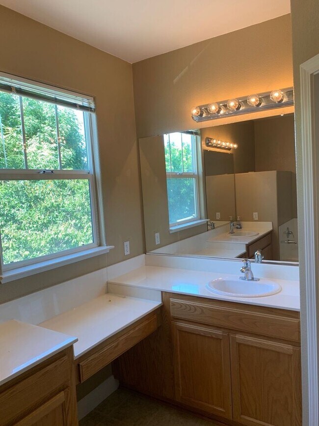 Building Photo - 4BR/3BA Single Family House - Brentwood