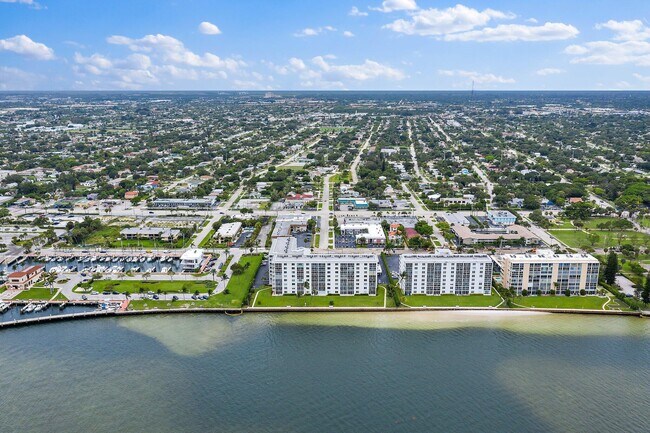 Building Photo - 301 Lake Shore Dr