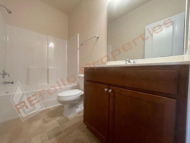 Building Photo - Luxury 3 Story 4 BD/3.5 Bath Townhome @ Sm...