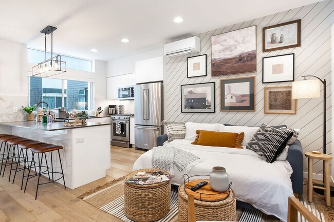 Building Photo - 628 10th Ave E