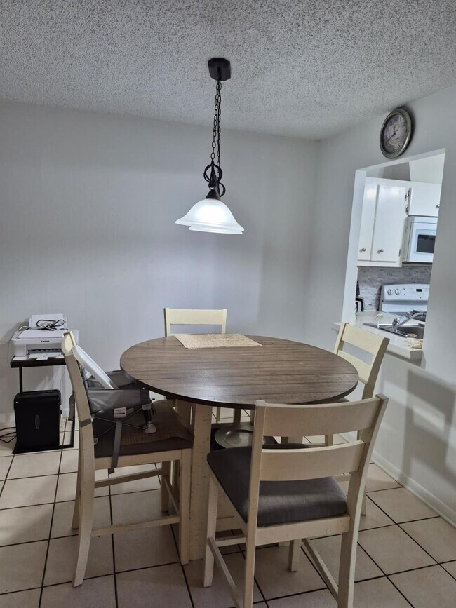 Building Photo - 560 SE 2nd Ave