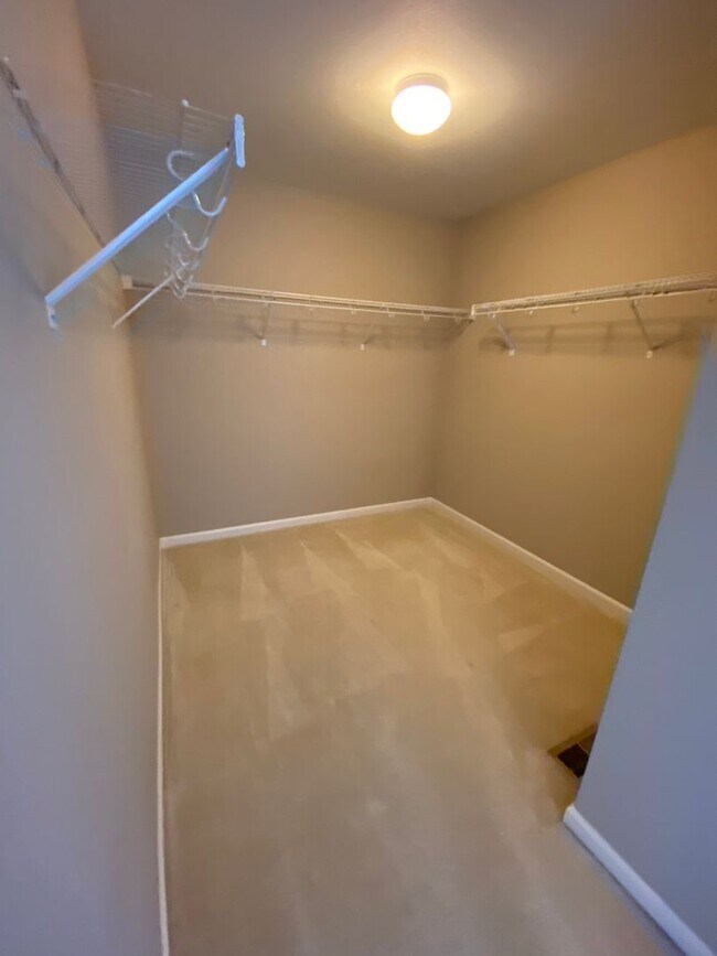 Building Photo - Lovely 4 Bedroom/3 Bathroom Erie Home - Available June!!