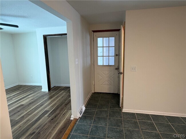 Building Photo - 8587 Caughdenoy Rd